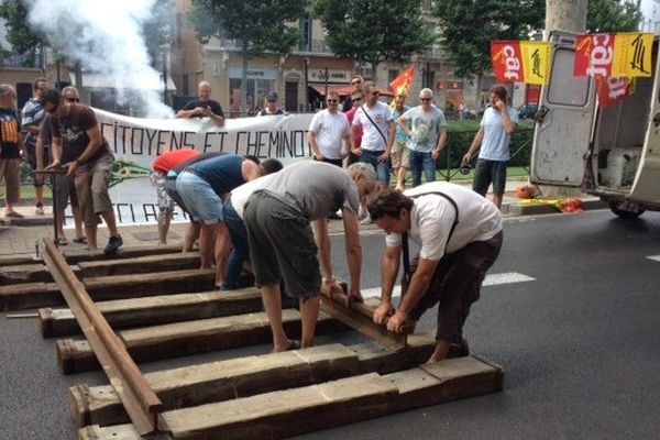 Les cheminots ont installé une voie ferrée devant la préfecture. Perpignan le 12 juin 2014.