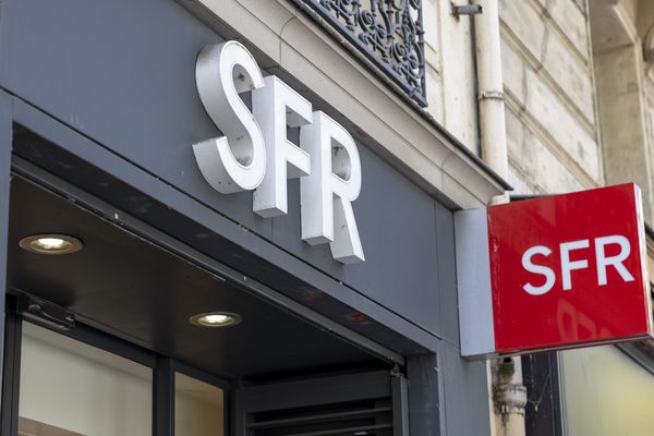 Quatre jeunes hommes dérobent une cinquantaine de téléphones dans une boutique SFR à Pertuis (Vaucluse), ce mardi 5 novembre.