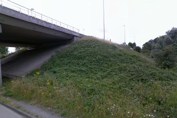 C'est en contrebas de l'A16, à proximité de la rue d’Épinal à Calais, que le corps a été découvert