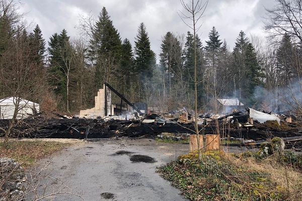 Une semaine avant l'ouverture du site, le bâtiment d'accueil a été réduit en cendres.