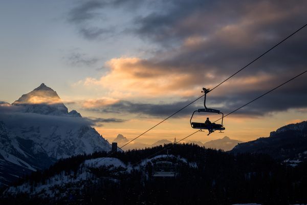 Un skieur sur un télésiège le 13 février 2021 à Cortina-d'Ampezzo, en Italie.