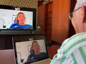 Charles Guillet discute avec sa fille, Louise qui est en direct du village olympique, le 25 juillet 2024, à Limoges.