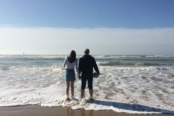 Bain de pieds sous un grand ciel bleu aux Sables d'Olonne ce samedi 23 février 2019.