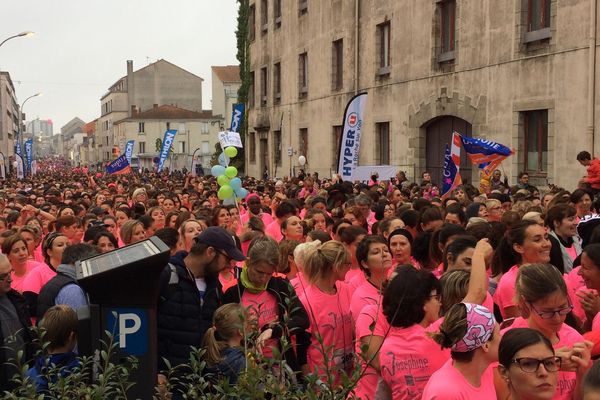 10.000 femmes ont pris le départ d'un événement sportif qui veut voir la vie en rose  