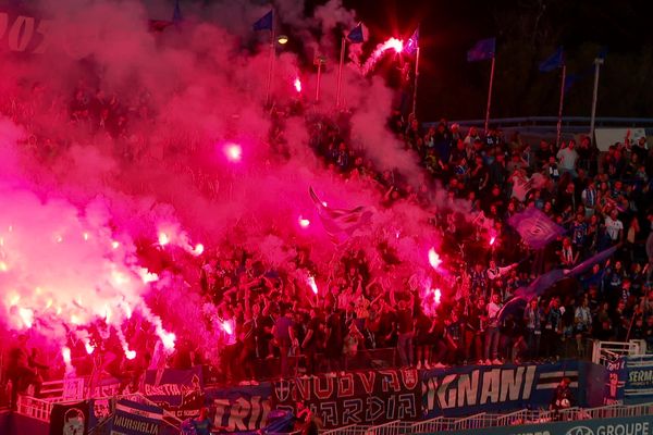 Le 17 mai dernier, l'ultime rencontre de la saison à Furiani contre le Paris FC avait donné lieu à l'allumage de nombreux fumigènes en tribune Est.