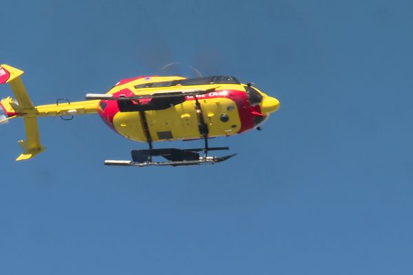 La victime a été transportée en hélicoptère à l'hôpital Pasteur de Nice, dans un état grave.