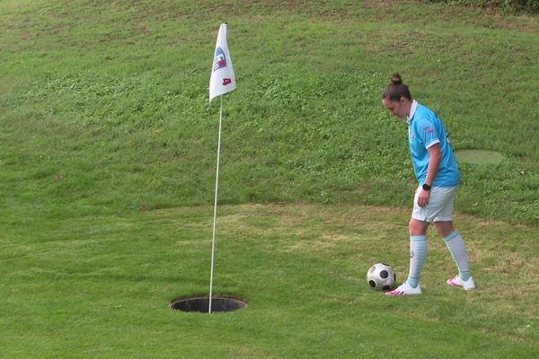 Tiffany Suss est à la fois footballeuse et footgolfeuse : combiner les deux disciplines l'aide à être plus performante dans chacune d'elles. 