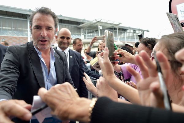 Jean Dujardin accueilli par ses fans à son arrivée à Angoulême.