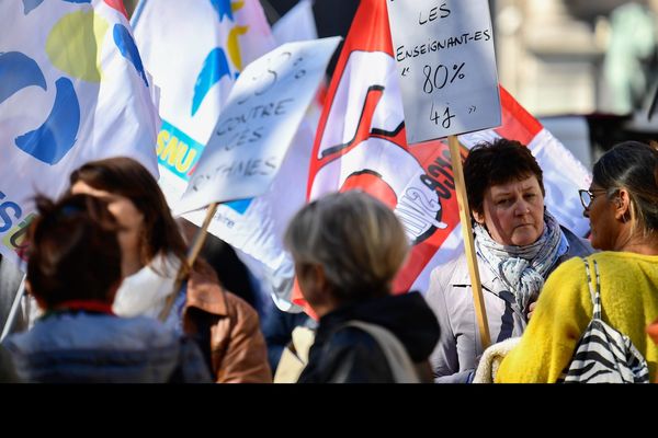 Manifestation des enseignants devant la Mairie de Paris