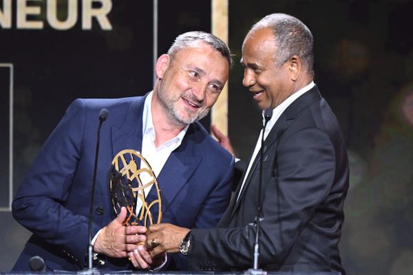 Franck Haise reçoit des mains de Jean Tigana, le trophée du meilleur entraîneur de Ligue 1 de l'UNFP