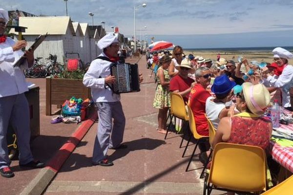 Près de mille convives ont participé au pique-nique de Luc-Sur-Mer