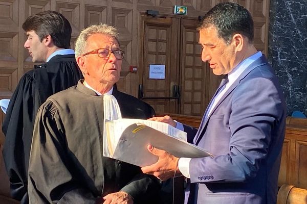 Karim Zeribi avec à sa gauche son avocat Michel Pezet, lors du premier jour du procès