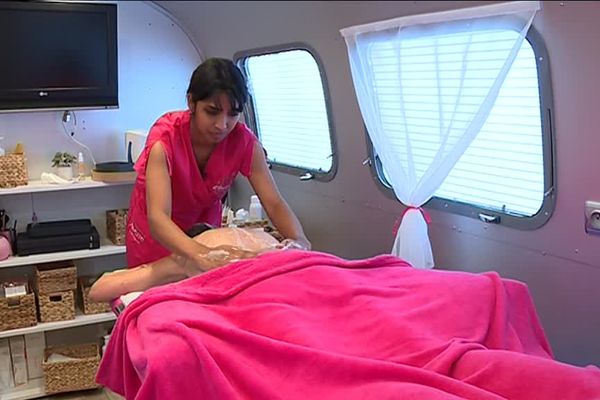 La caravane de l'échappée rose est un institut de beauté itinérant. Installé à proximité de l'hôpital du Pays d'Autan à Castres, il invite les malades du cancer à faire une pause dans leur quotidien de soins. Une parenthèse relaxante et chaleureuse.