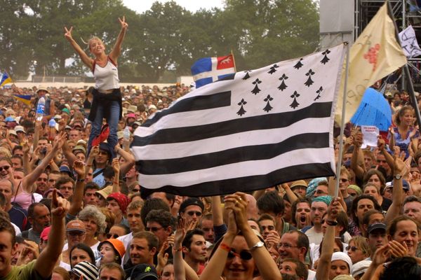 Alors que l’absence des Vieilles Charrues résonne encore. A 30 minutes de Carhaix, une bande de rocker-punk, les Tomahawks, continue de faire trembler la campagne finistérienne.