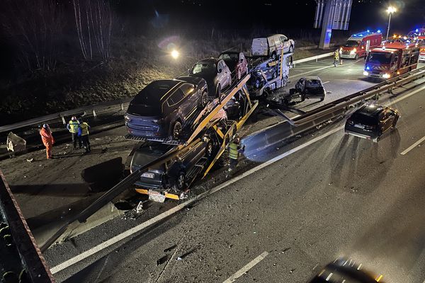 La camion a traversé le terre plein central