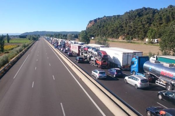 Bouchon monstre après la fermeture de l'autoroute A7 ce mardi après midi à hauteur d'Orange, à proximité de l'hôtel où un forcené armé s'est retranché dans sa chambre. 