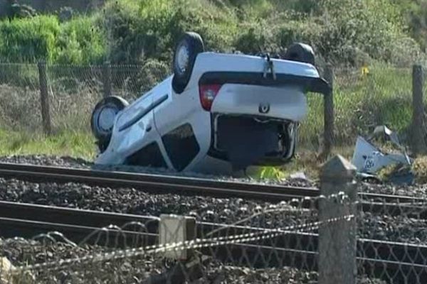 La voiture accidentée près du passage à niveau