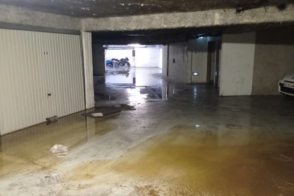 Photo prise par les habitants le 17 septembre 2023 lors d'un des épisodes de refoulement d'eaux usées dans les garages de la résidence Val de Provence.