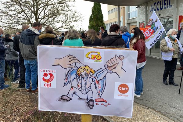 Une centaine de soignants manifestait devant l'hôpital d'Ussel (19) pour protester contre leurs conditions de travail dégradées - 12/02/22 -