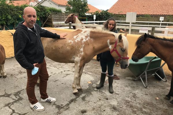  Cyril Bazalgette et "Lulu", la ponette victime d'un agression, jeudi.