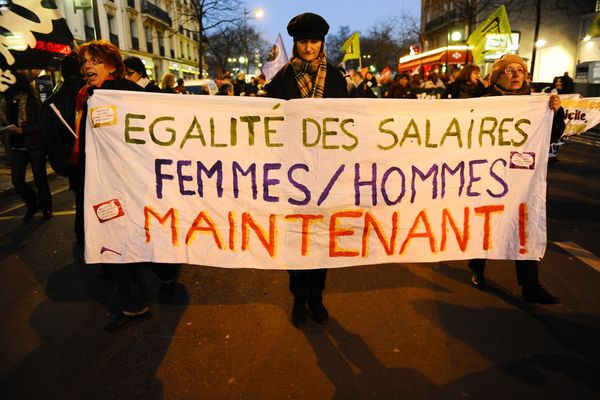 L'égalité des salaires entre hommes et femmes, une revendication qui perdure au fil des ans. Illustration, lors d'une manifestation à Paris le 8 mars 2012.