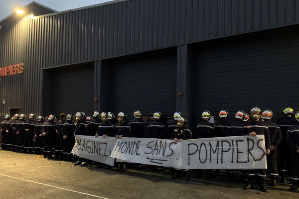 Pour la Sainte-Barbe, les volontaire de Vire ont manifesté leur ras-le-bol lors de la cérémonie