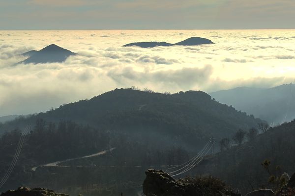 Vico (Corse-du-Sud), entre brouillard et nuages en-dessous des sommets