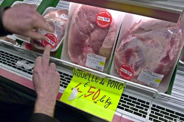 Action de producteurs de porcs, en grande surface, contre de la viande d'importation.