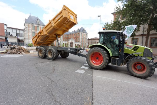 Le 4 août 2023, les agriculteurs avaient manifesté devant la préfecture du Tarn-et-Garonne pour réclamer des solutions concrètes à l'Etat face à leurs difficultés.