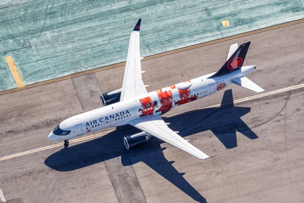 Un Airbus A220-300 de la compagnie Air Canada sur la pîste de l'aéroport de Los Angeles (USA)