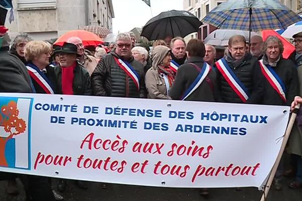 Ils étaient une centaine ce midi à braver la pluie pour sauver l'hôpital de Sedan.