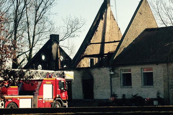 Ce qu'il reste du bâtiment après l'incendie de Quaëdypre. 