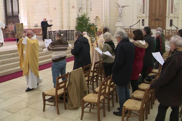 Le Vatican a autorisé le 18 décembre dernier la bénédiction religieuse des couples de même sexe. Une mesure qui divise les catholiques charentais rencontrés lors d'un office.