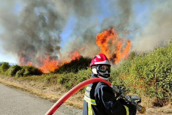 L'incendie étant assez virulent, la RN124 a dû être coupée pour garantir la sécurité des usagers.