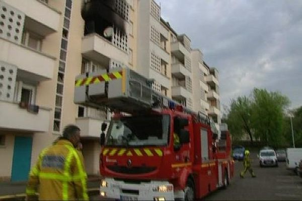 L'incendie a détruit un appartement mais l'intervention rapide des pompiers a permis d'empêcher qu'il ne se propage aux autres appartements de l'immeuble.