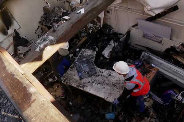 Au cinquième et dernier étage du bâtiment, des travaux de déblaiement sont notamment en cours dans ce qui était auparavant des bureaux.