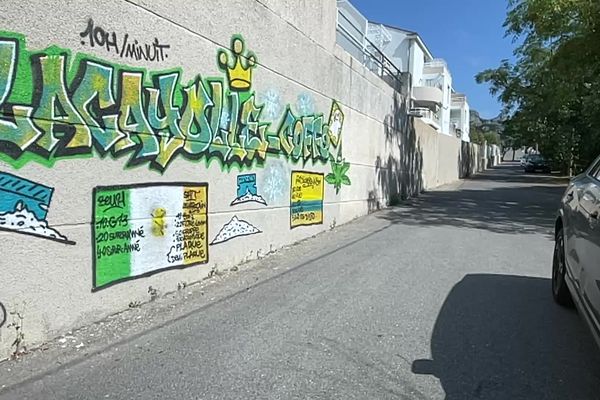 Les trafiquants se sont installés en face de l'école du quartier.