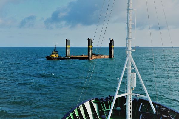 Un bateau du Cross Gris-Nez a porté assistance à ce remorqueur britannique, en difficulté avec une barge de 50 mètres.