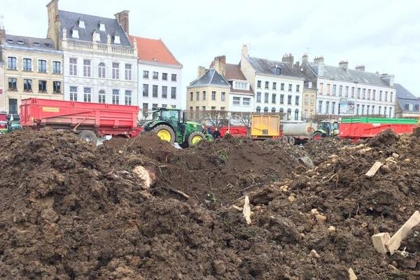 De la terre déversée Place Foch à Saint-Omer