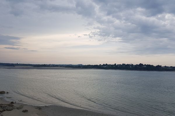 Dans le Finistère et dans les Côtes d'Armor comme ici à Lancieux, l'alerte orange restera ce soir et cette nuit en vigilance jaune