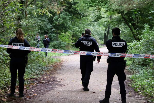 Les recherches sont menées par la police dans le bois de Boulogne situé non loin de l'université Paris Dauphine.