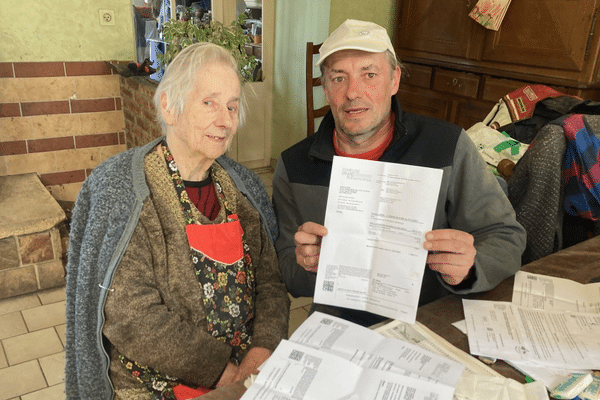 Bernadette Latour et son fils Gilles avec les multiples relances d'huissiers.