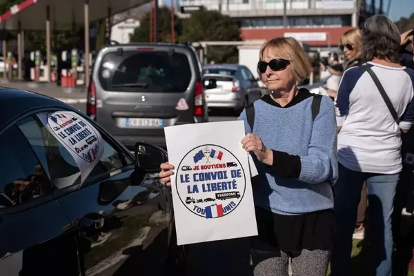 "En raison des risques de troubles à l’ordre public", le préfet de police a annoncé, jeudi 10 février, interdire à Paris les "convois de la liberté" pour protester contre les restrictions sanitaires, qui prévoyaient de "bloquer la capitale" à partir de vendredi. Un dispositif spécifique empêchera les blocages d’axes routiers.