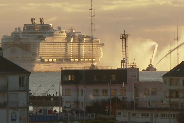 Le Wonder of the Seas, construit aux Chantiers de l'Atlantique, a quitté Saint-Nazaire sous une pluie salée et le regard de nombreux spectateurs