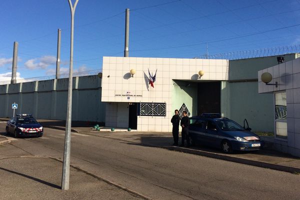 ARCHIVES - Des gendarmes devant le centre pénitentiaire de Borgo (Haute-Corse)