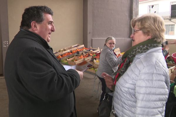 Le député du Gers David Taupiac, ce dimanche 19 mars sur le marché de la Bouquerie (Gers).