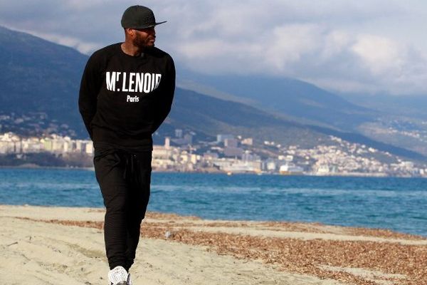 Djibril Cisse lors d'une séance photo sur la plage de la Marana à Bastia, le 9 janvier 2014