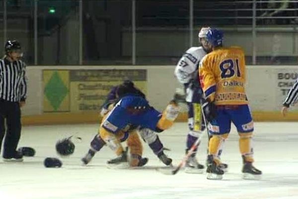 Les échanges ont été parfois vifs sur la glace...