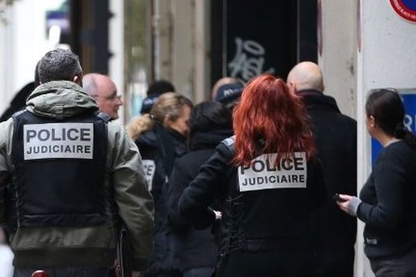 La police judiciaire arrive au siège deLibération, après la fusillade survenue ce lundi matin dans le hall du quotidien qui a blessé grièvement un assistant-photographe.