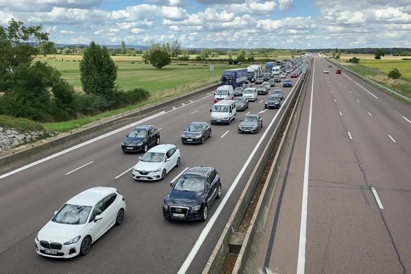 Cinq kilomètres de bouchon se sont formés à la suite de l'accident.